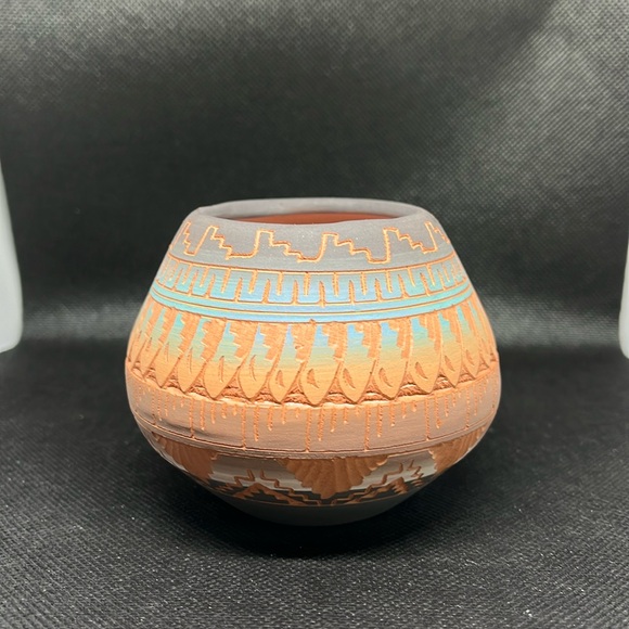 Small Navajo pottery vase - Picture 1 of 8